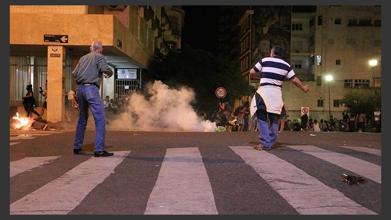 La policía tiró gas lacrimógeno para dispersar.