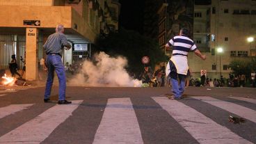 La policía tiró gas lacrimógeno para dispersar.