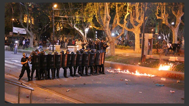 Policías disparan contra la multitudinaria marcha. 