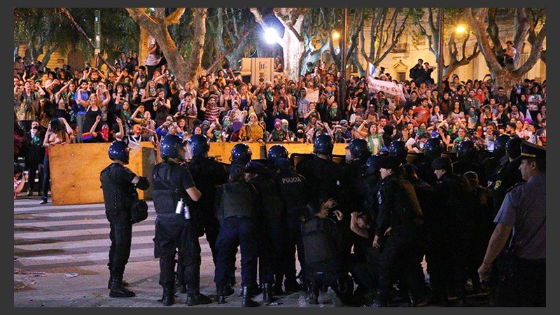 Efectivos de las fuerzas federales disparan contra la multitudinaria marcha. 
