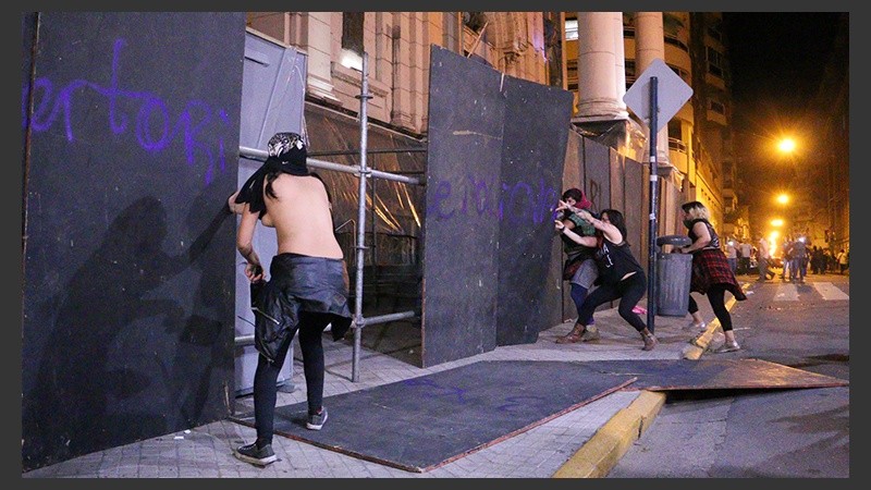 Algunas mujres derribaron el vallado que había en la puerta de la Catedral.