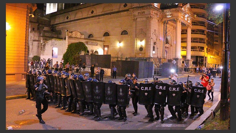 El cordón policial. Detrás la Catedral.