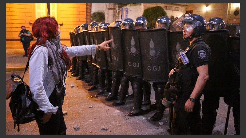 Una mujer enfrenta a la policía.