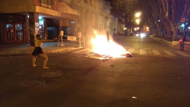 Mujer protesta frente a la plaza 25 de mayo