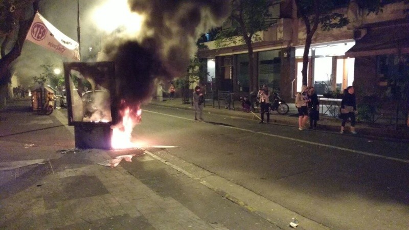 Cartel de vía pública arde producto de los incidentes