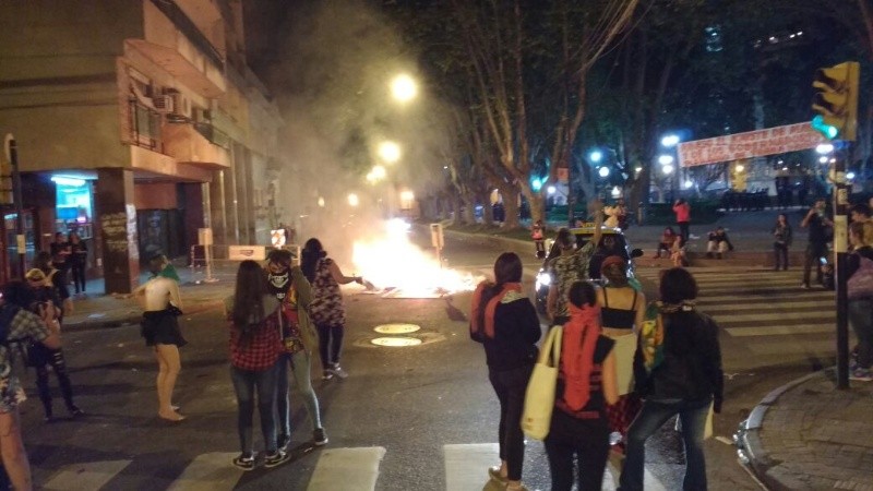 Mujeres fuera de la plaza luego de que la policía reprimiera frente a la catedral