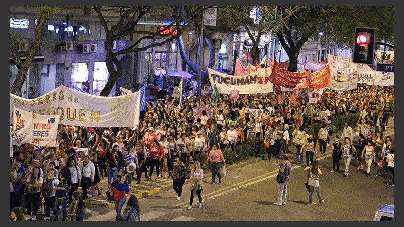 Postales de la multitudinaria marcha en Rosario. 
