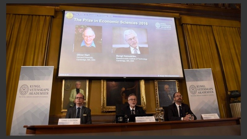Autoridades de la Real Academia de las Ciencias de Suecia anuncia el Nobel de Economía para Goran Hansson y Bengt Holmström.
