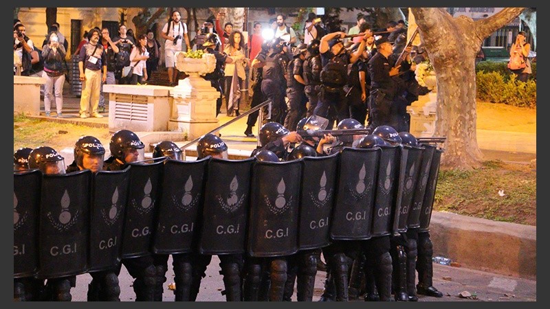 Policías disparan contra la multitudinaria marcha. 