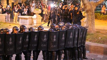 Policías disparan contra la multitudinaria marcha.