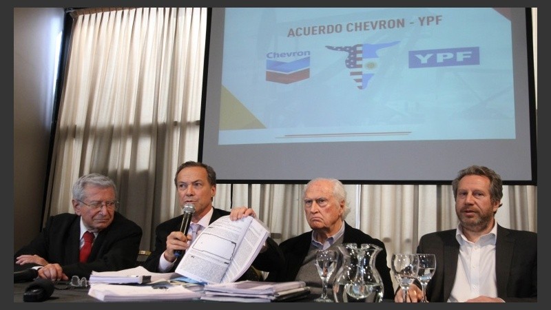 Giustiniani en la presentación del contrato.