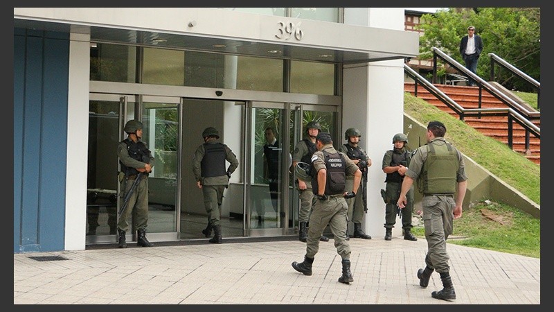 Agentes de verde en la torre de avenida del Huerto y San Luis.