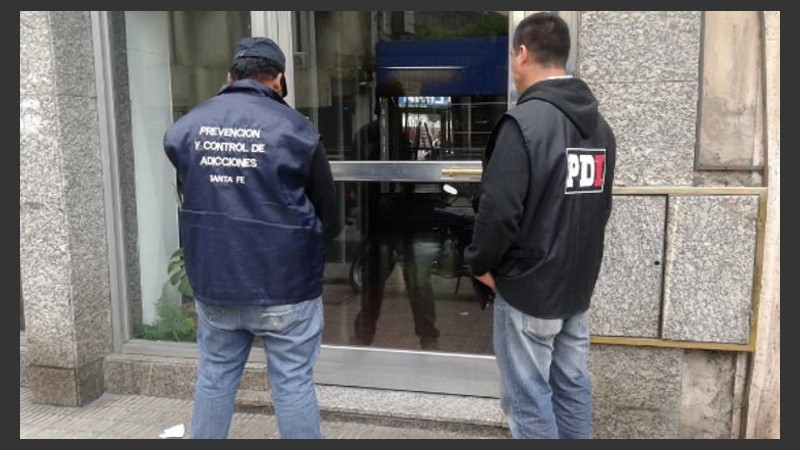 Los agentes en medio de un allanamiento. 