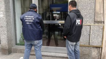 Los agentes en medio de un allanamiento.