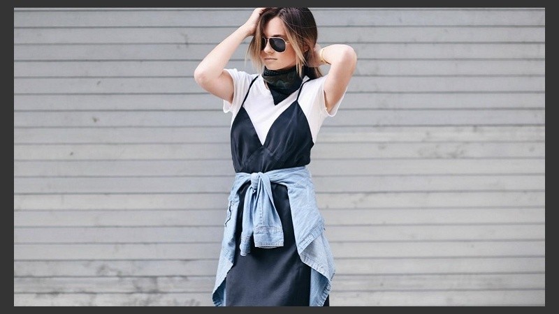 ¡Combiná un vestido lencero con una camiseta blanca y listo!