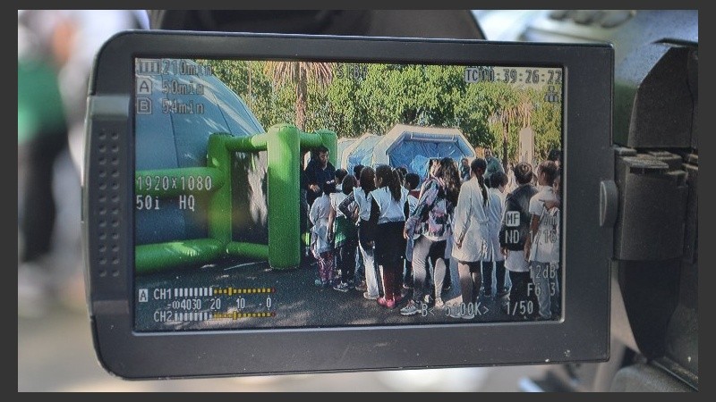 La cámara de El Tres graba el momento en el que los chicos ingresan al domo astronómico. 