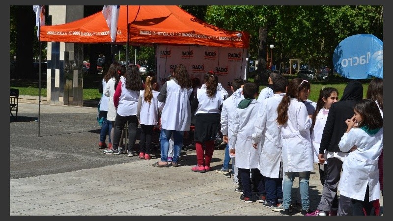 La larga fila para ingresar a los juegos de realidad virtual. 