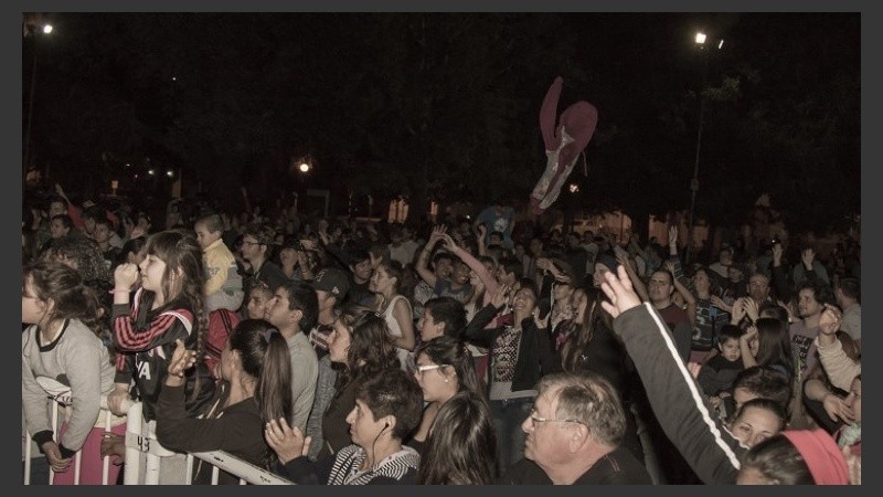 El público colmó la Plaza de los Mástiles. 