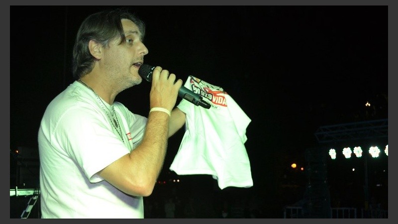 Sebastián Oneto, conductor de los recitales de Cultura Más Vos, sortea una de las remeras de La Vida.