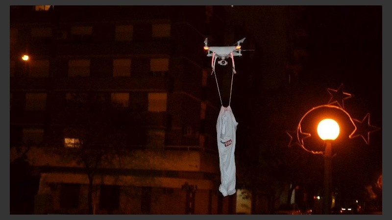 Una de las remeras de La Vida fue entregada con el drone. 