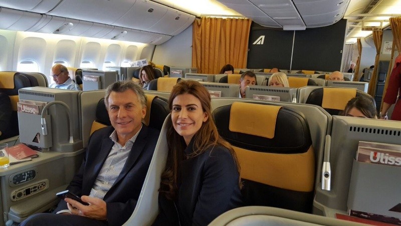 La delegación presidencial, a bordo de un avión de una aerolínea italiana.
