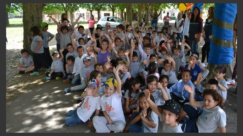 Los niños saludan al drone de Televisión Litoral.