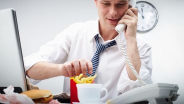 De acuerdo a la revista American Journal of Clinical Nutrition, comer cerca del televisor o la computadora aumenta el apetito.