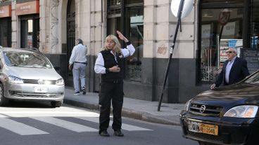 San Lorenzo y Sarmiento. Una agente de tránsito ordena el paso de los vehículos. (Alan Monzón/Rosario3.com)