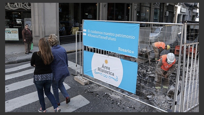 Comenzaron las obras que pretenden cuidar el patrimonio histórico en un tramo de calle Sarmiento. (Alan Monzón/Rosario3.com)