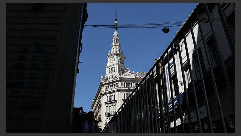 Vista de la torre del edificio ubicado en Sarmiento y Santa Fe. (Alan Monzón/Rosario3.com)