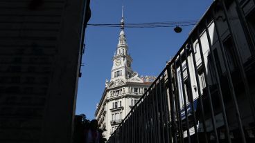 Vista de la torre del edificio ubicado en Sarmiento y Santa Fe. (Alan Monzón/Rosario3.com)