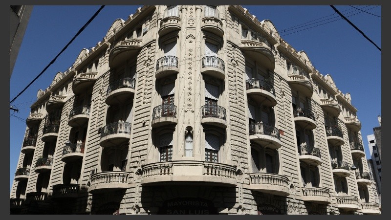 Balcones y sombras en el Palacio Cabanellas, construido hace 100 años y declarado de valor histórico. (Alan Monzón/Rosario3.com)