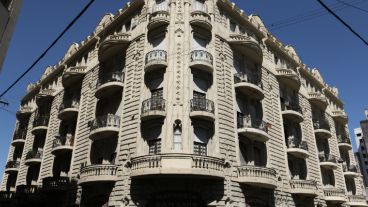 Balcones y sombras en el Palacio Cabanellas, construido hace 100 años y declarado de valor histórico. (Alan Monzón/Rosario3.com)