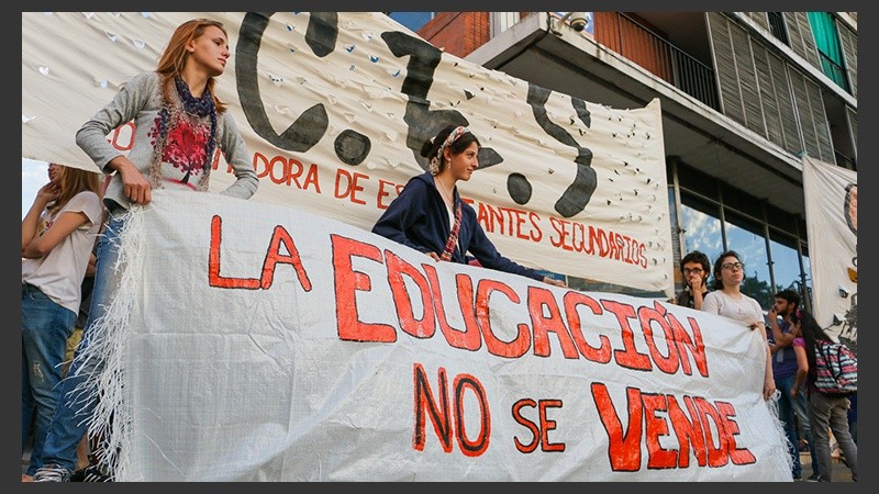 Los estudiantes cortaron la esquina de San Luis y Entre Ríos.