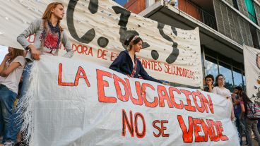 Los estudiantes cortaron la esquina de San Luis y Entre Ríos.