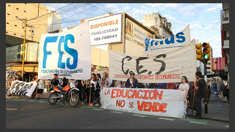 Los estudiantes cortaron la esquina de San Luis y Entre Ríos.
