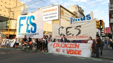 Los estudiantes cortaron la esquina de San Luis y Entre Ríos.