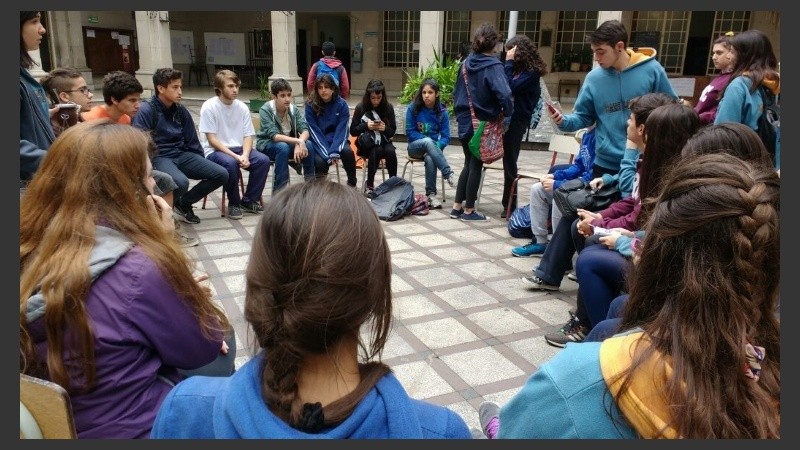 Los estudiantes, sentados en ronda, contra el Operativo Aprender. 