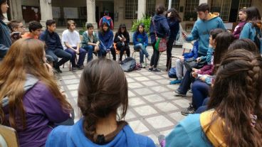 Los estudiantes, sentados en ronda, contra el Operativo Aprender.
