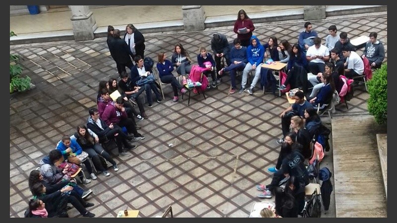 Unos 50 estudiantes se manifestaron en el patio del Normal 2.