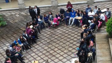 Unos 50 estudiantes se manifestaron en el patio del Normal 2.
