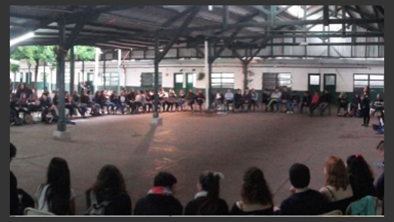 En el complejo Gurruchaga los alumnos también se sentaron en contra del Operativo. 