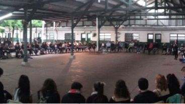 En el complejo Gurruchaga los alumnos también se sentaron en contra del Operativo.