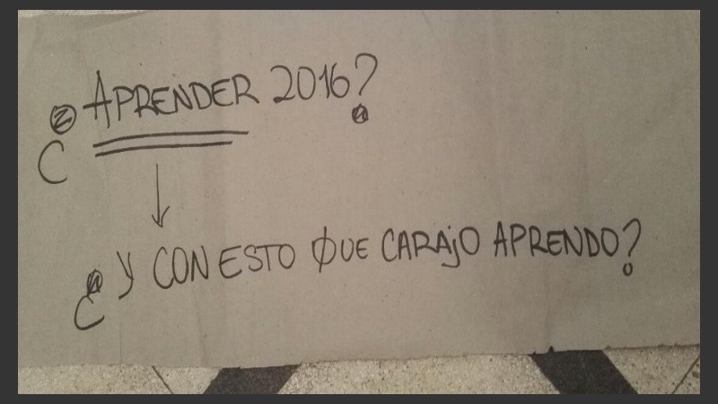 En el Normal 1 también hubo consignas y sentada en contra del Operativo.