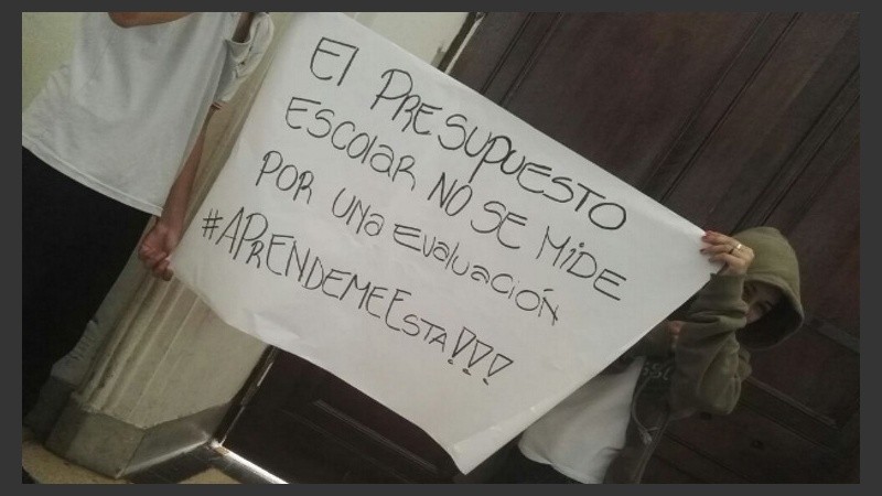 En el Normal 1 también hubo consignas y sentada en contra del Operativo.
