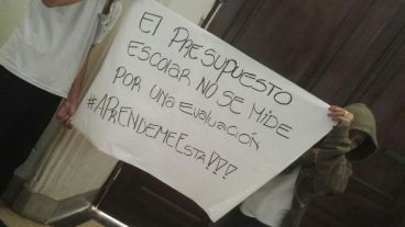 En el Normal 1 también hubo consignas y sentada en contra del Operativo.
