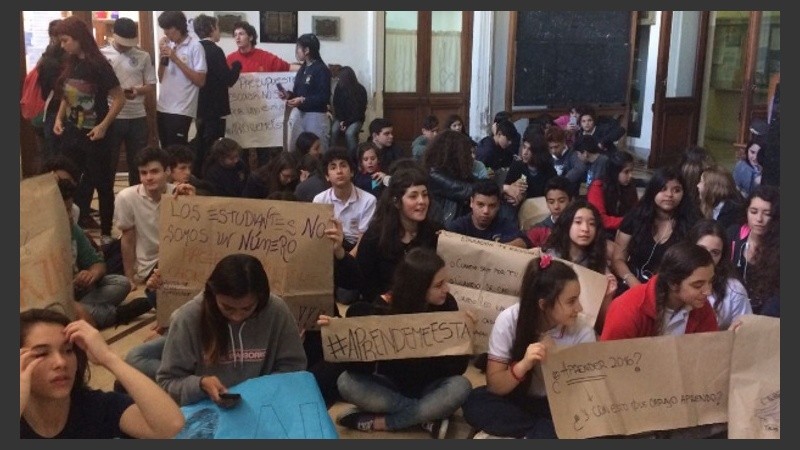 En el Normal 1 también hubo consignas y sentada en contra del Operativo.