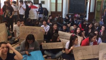 En el Normal 1 también hubo consignas y sentada en contra del Operativo.