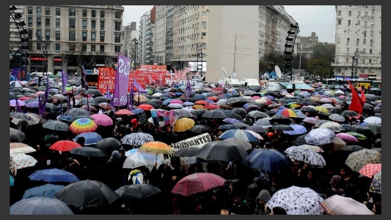 Miles de paraguas bajo la lluvia en Capital Federal.