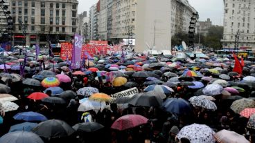 Miles de paraguas bajo la lluvia en Capital Federal.